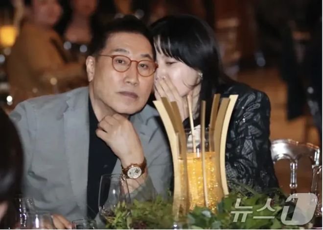 爱73岁老公最强逆龄：零皱纹。龙8游戏国际登录李英爱罕见秀恩